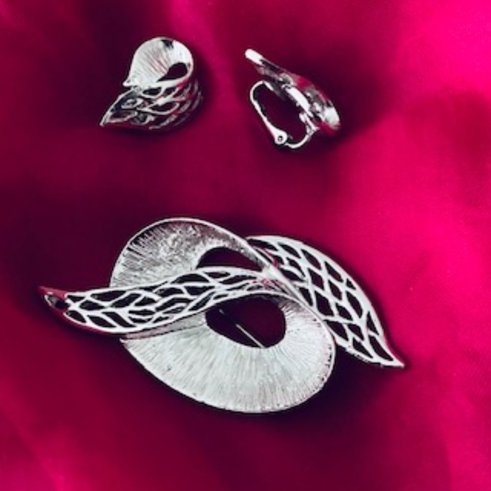 Vintage Celebrity Silver NY Brooch & Earring Set